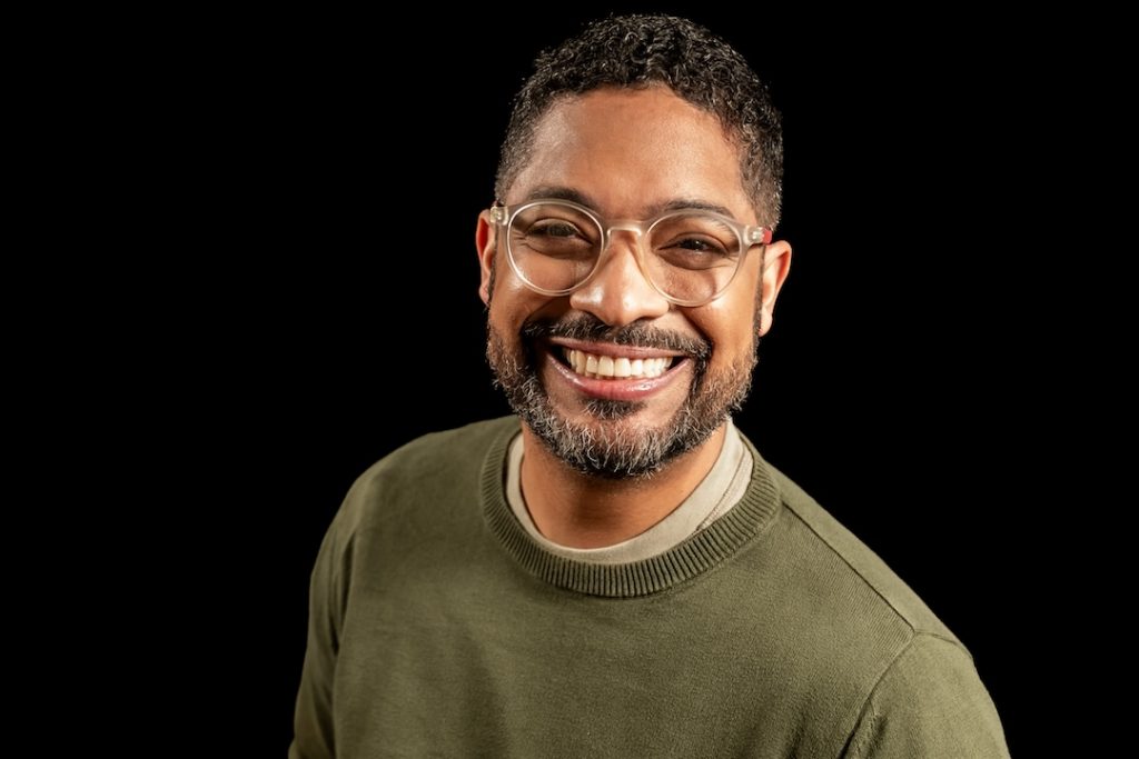 Rafael Socarras Sonriendo fondo negro 